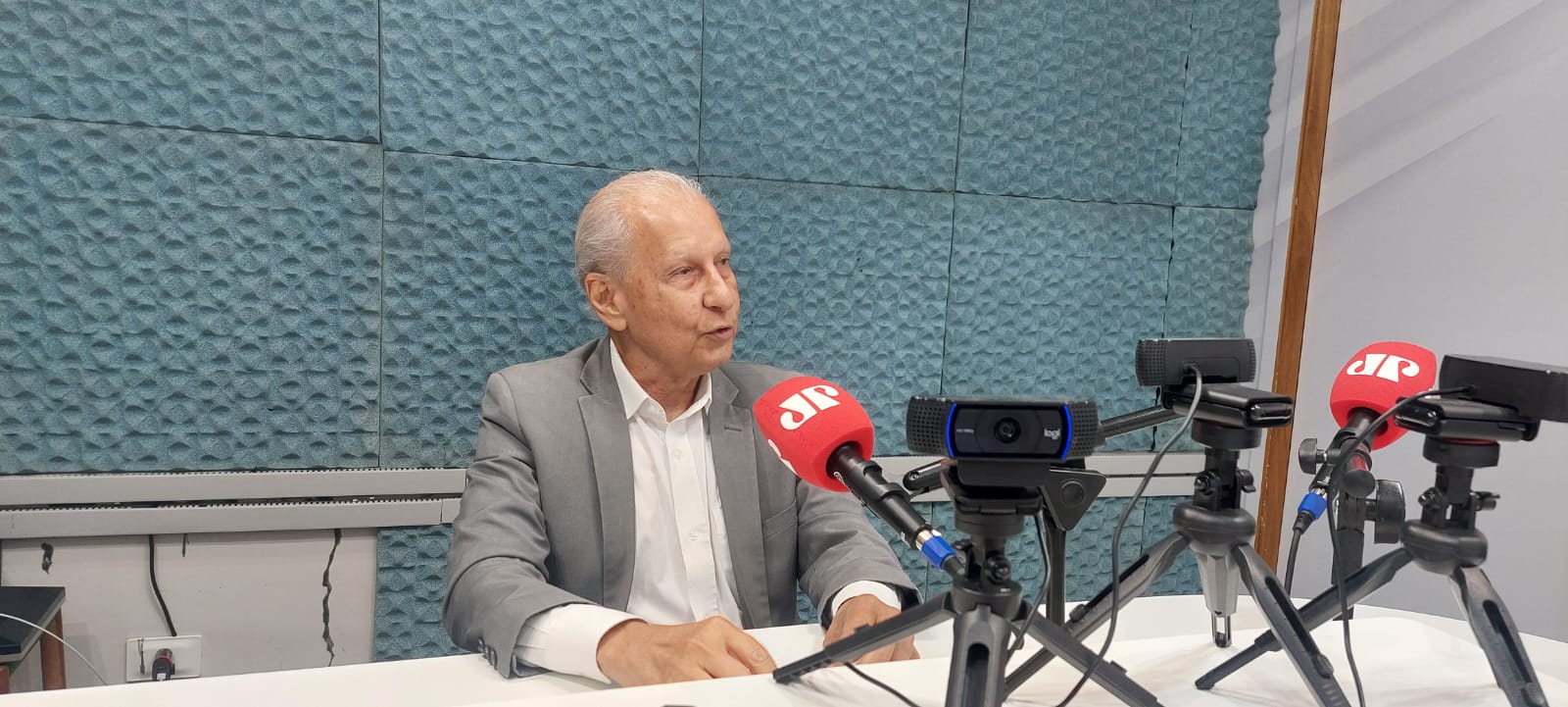 Dr. Belmiro d'Arce durante entrevista em rádio